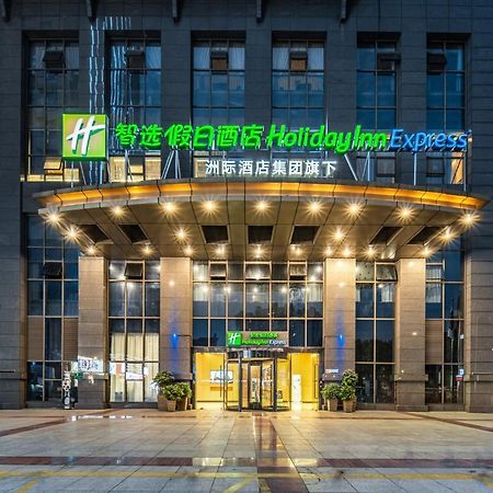 Holiday Inn Express Chongqing Guanyinqiao By Ihg מראה חיצוני תמונה