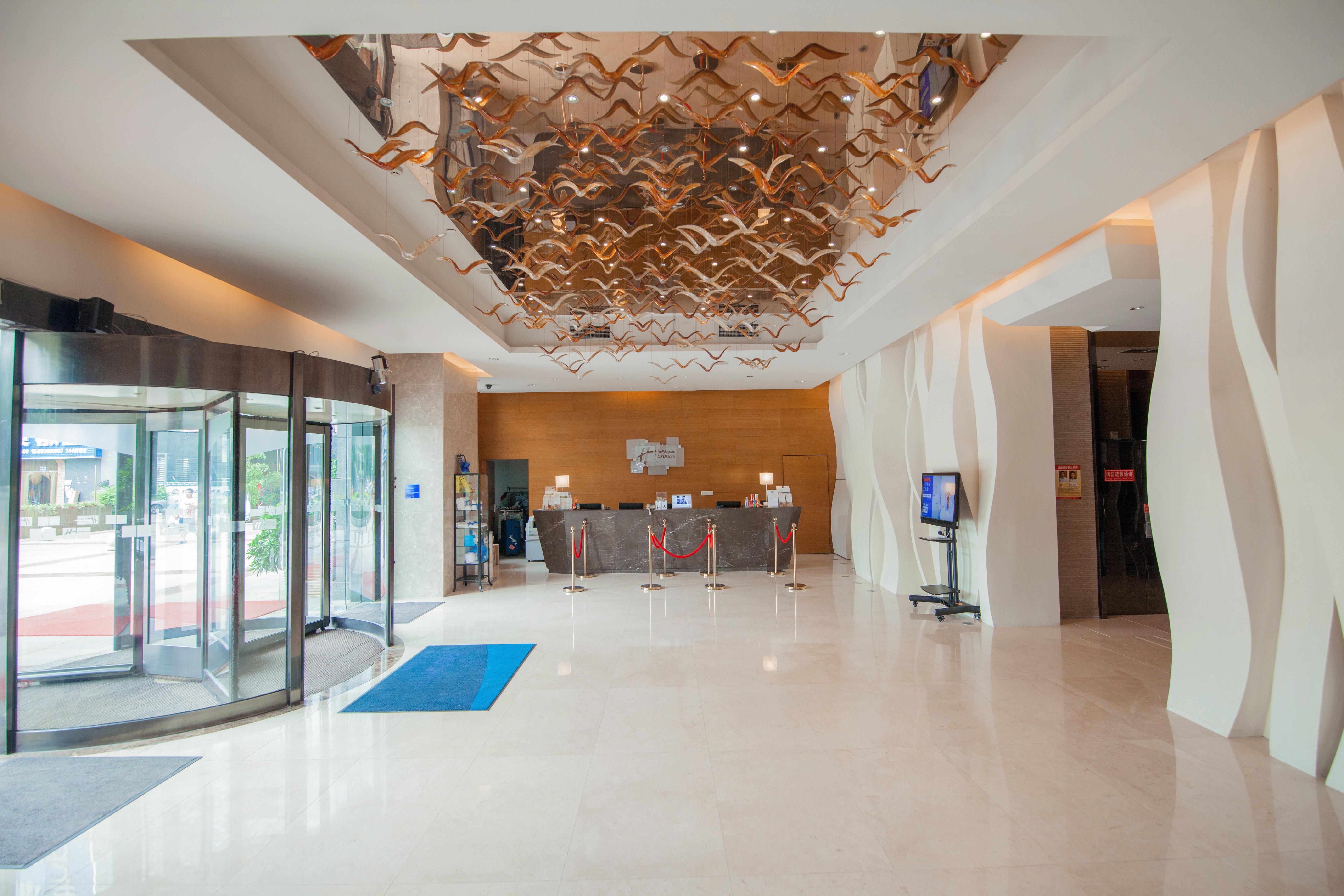 Holiday Inn Express Chongqing Guanyinqiao By Ihg מראה חיצוני תמונה