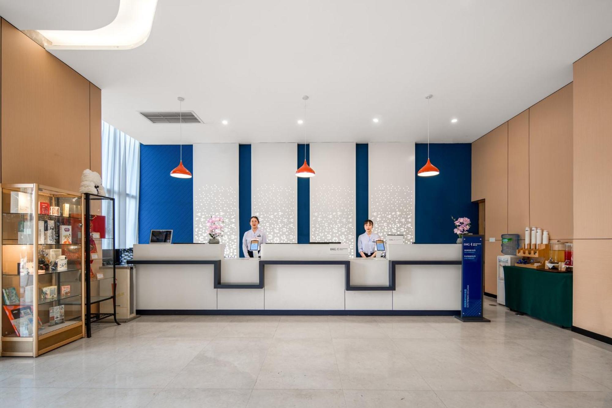 Holiday Inn Express Chongqing Guanyinqiao By Ihg מראה חיצוני תמונה