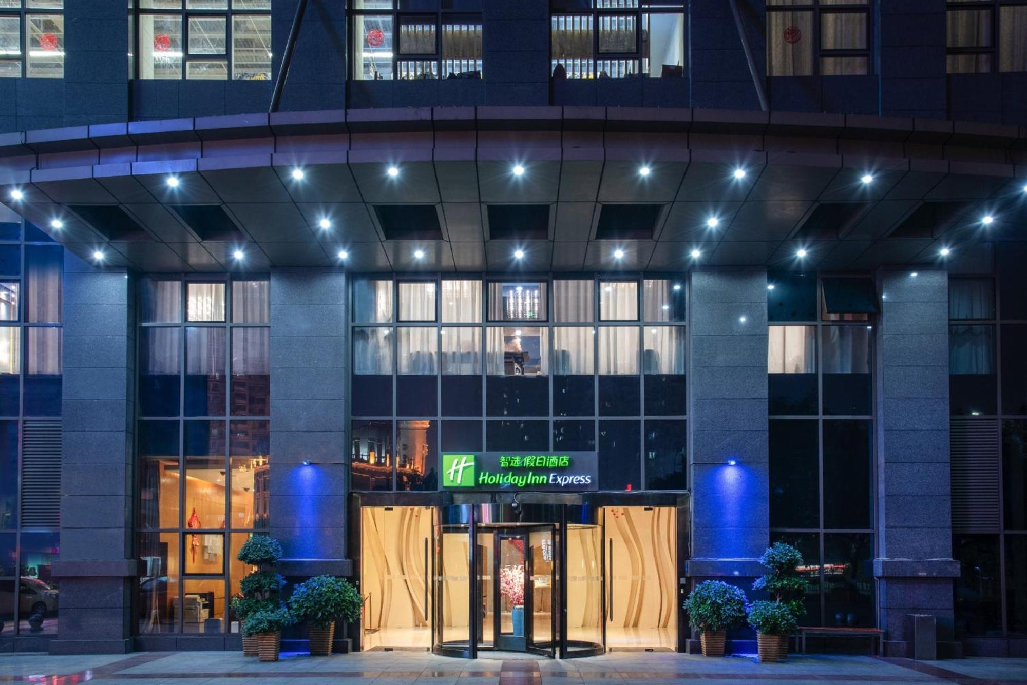 Holiday Inn Express Chongqing Guanyinqiao By Ihg מראה חיצוני תמונה